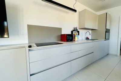 UMAG, OKOLICA, STAN U PRIZEMLJU SAMO 200 METARA OD PLAŽE