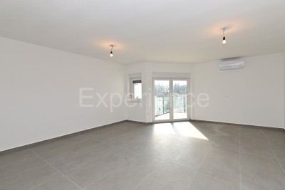 Savudrija - a circa 500 m dalla spiaggia, appartamento con garage, 1. piano