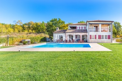 Predivna kamena vila sa bazenom i prostranom okućnicom