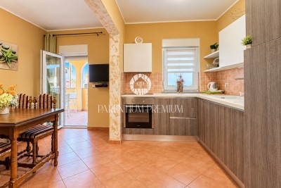 Novigrad – Wohnung mit großer Terrasse, 500 m vom Meer entfernt