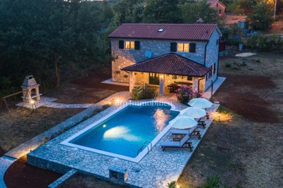 Steinvilla mit Swimmingpool, umgeben von Natur und Weinbergen