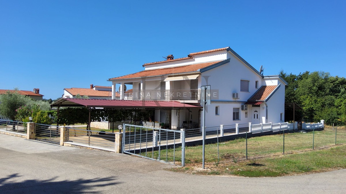 Istrien – Poreč | Familienhaus mit mehreren Wohneinheiten und Garten