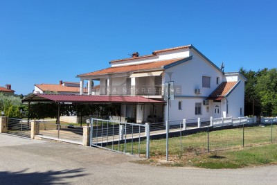 Istrien – Poreč | Familienhaus mit mehreren Wohneinheiten und Garten