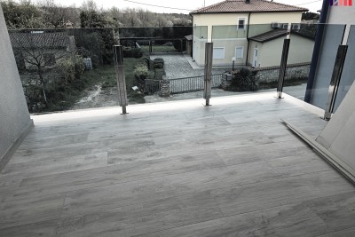 MODERNO STANOVANJE NA PRODAJO V NOVOGRADNJI NA PRVEM NADSTROPJU V LOVREČICA (UMAG)