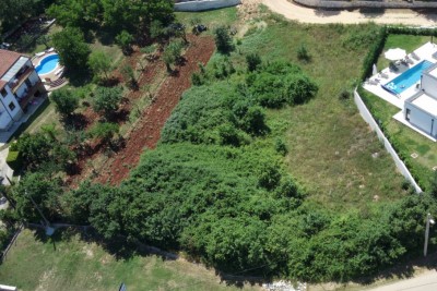 POREČ, PRODAJE SE GRAĐEVINSKO ZEMLJIŠTE S GRAĐEVINSKOM DOZVOLOM ZA VILU S BAZENOM