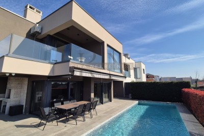 Luxusvilla mit Pool, 500 m vom Meer – Poreč