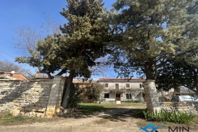 Staro obiteljsko imanje za renovaciju u Plovaniji