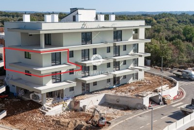 Moderan stan s tri spavaće sobe na 2. katu zgrade s liftom – 1 km od mora