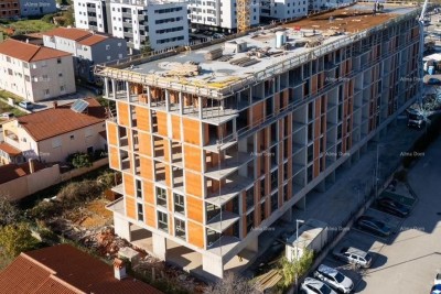 Edificio residenziale moderno con ascensore, vicino al centro. Appartamento con posto auto e cantina a Pula! S7