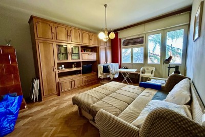 UMAG, CENTAR, KOMFORAN DVOSOBNI STAN S POGLEDOM NA MORE