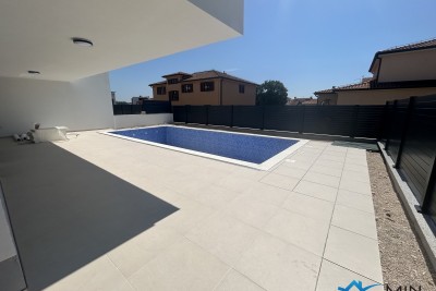 Komfortable Wohnung mit 3 Schlafzimmern und Pool in Novigrad (S1)