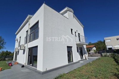 Ein neues modernes Doppelhaus in der Nähe des Meeres und des Zentrums von Poreč