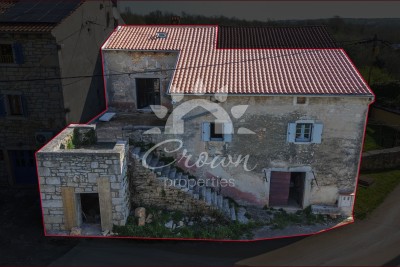 Kamena kuća za investiciju kod Višnjana s dvorištem