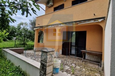 Poreč, Umgebung, Doppelhaushälfte mit Garten, 2 km vom Meer entfernt