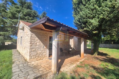 Poreč, Kamena kuća s dvorištem u blizini mora!
