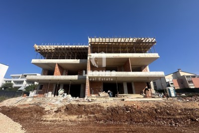 Geräumige Wohnung mit Terrasse in toller Lage in Novigrad