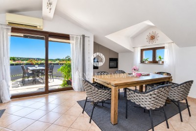 Geräumige Wohnung mit 3 Schlafzimmern und Panoramablick auf das Meer, 500 m vom Meer entfernt