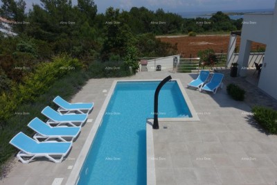 LIŽNJAN – CASA VACANZE CON PISCINA, PANNELLI SOLARI E VISTA MARE