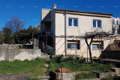 Pula! Een huis met twee appartementen en een grote tuin.