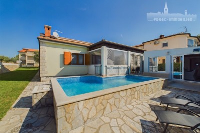 Eingeschossiges Haus mit drei Schlafzimmern und beheiztem Pool