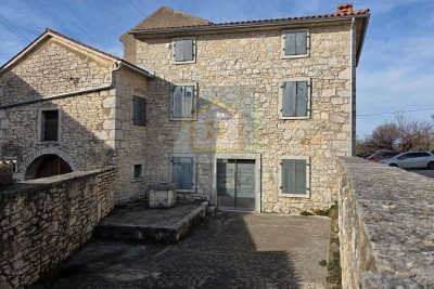 Poreč, Višnjan, surroundings, Stone traditional house partially renovated, 10 km from the sea