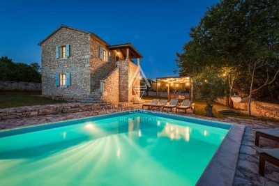 Istra, Sv. Lovreč: Kamena vila s bazenom i vrtom