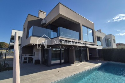 Parenzo, moderna villa di lusso con piscina a 500 m dal mare