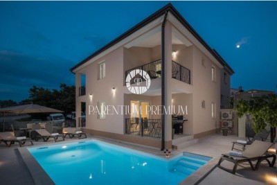 Eine neue, komplett eingerichtete Villa mit Swimmingpool in einem ruhigen Dorf in der Nähe von Poreč