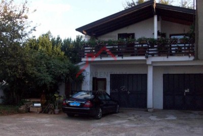 Dve hiši na parceli velikosti 2000 m2, 300 m od morja