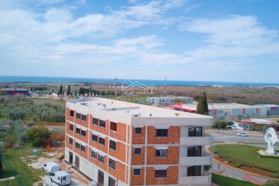 Appartamento con terrazza e vista mare e Alpi a solo 1 km dalla spiaggia.