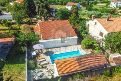 Poreč, Umgebung, Erdgeschosswohnung mit Meerblick und zusätzlichem Apartment, 10 km vom Meer entfernt