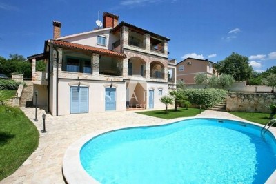 Beautiful apartment on the ground floor, building with swimming pool 4 km from the sea!