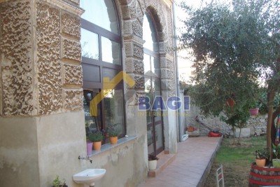 PULA - STANOVANJE V HIŠI - GARSONJERA - GARAŽA - DVORIŠČE