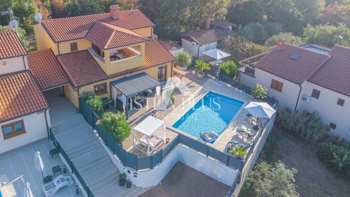 Exklusiv! Istrien, Poreč - Haus mit Pool, freiem Blick und separatem Apartment!
