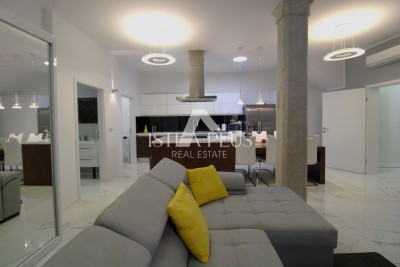 Istra, Poreč center - luksuzno stanovanje v pritličju z dvoriščem!!