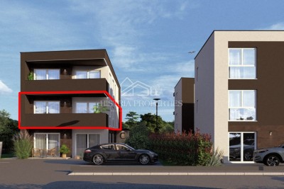 Prostorno stanovanje s pokrito teraso v novi stavbi blizu plaže