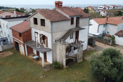 Umag, okolica - kuća za renovaciju sa 3 stana + kamena kuća, prilika za investitore