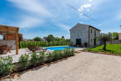 Casa in pietra d'Istria ristrutturata con piscina in un piccolo e tranquillo villaggio