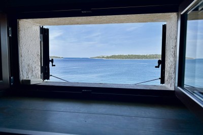 ROVINJ, CENTAR, STAN SAMO METARA OD MORA EKSKLUZIVA AGENCIJE