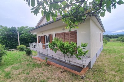 Familienhaus mit Garage, Weinkeller und der Möglichkeit, zusätzliches Land zu kaufen – 30 Minuten von Pula entfernt