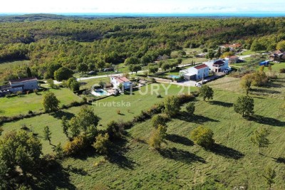 POREČ, VIŠNJAN, GRAĐEVINSKO ZEMLJIŠTE NA MIRNOJ LOKACIJI