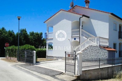 Renovirana kuća sa velikim dvorištem i 5 opremljenih stanova nedaleko od Poreča