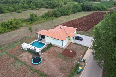 Samostojeća kuća, prizemnica s bazenom, Brtonigla