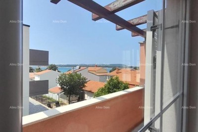 Ausgezeichnete Gelegenheit! IMMOBILIE MIT NUTZUNGSERLAUBNIS. Exklusive Verkaufswohnung an Top-Lage mit Garten und Parkplatz. Meerblick! Pošesi, Medulin!!