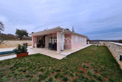 Predivna prizemnica sa velikim dvorištem i bazenom u zaleđu Vrsara