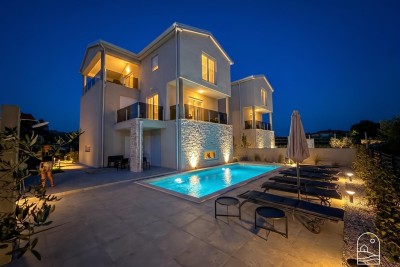 NOVO!! Villa s bazenom i pogledom na more - u izgradnji