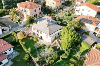 Casa con due unità abitative e grande potenziale di sviluppo - prima fila sul mare, Umago