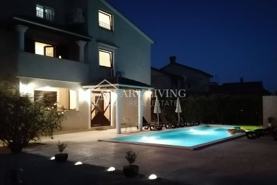 Porec-surroundings, Detached spacious house 320 m2, with pool