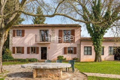 Istrien: Stein-Landhaus mit Gästehaus, großem Pool und weitläufigem Grundstück nahe Poreč