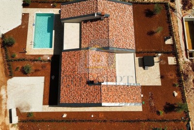 Moderen novozgrajen dvojček – bungalov z zasebnim vrtom in jacuzzijem v bližini Poreča